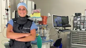 A female physician assistant in an operating room